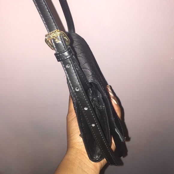 TOMMY HILFIGER Black Crossbody Bag - Picture 6 of 7